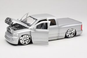 Dodge Ram Tuned Argento Jada 1:18 63162-SM Pressofusione — immagine 2 di 8