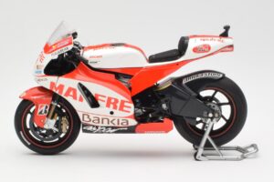 Ducati Desmosedici GP11 #8 H. Barbera Ducati MotoGP Team MotoGP 2011 Minichamps 1:12 123110008 Pressofusione