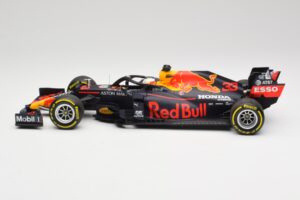 Aston Martin Red Bull Racing RB16 #33 M. Verstappen Abu Dhabi GP Winner 2020 Minichamps 1:18 110201733 Pressofusione — immagine 3 di 7