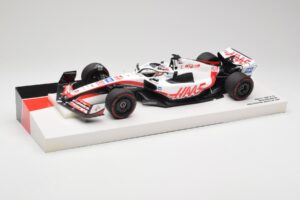 Haas VF-22 #20 K. Magnussen Pole Position Brazil GP 2022 Minichamps 1:18 147222120 Pressofusione — immagine 2 di 7