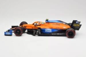 McLaren MCL35M #4 L. Norris Pole Position Russian GP 2021 Minichamps 1:18 530213404 Pressofusione — immagine 3 di 7