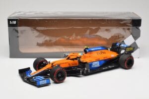 McLaren MCL35M #4 L. Norris Pole Position Russian GP 2021 Minichamps 1:18 530213404 Pressofusione — immagine 7 di 7