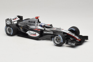 McLaren MP4/19 Mercedes D. Coulthard F1 2004 Minichamps 1:18 530041805 Pressofusione — immagine 4 di 7