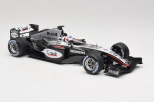 McLaren MP4/19 Mercedes K. Raikkonen F1 2004 Minichamps 1:18 530041806 Pressofusione — immagine 4 di 7