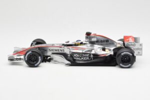 McLaren Mercedes MP4-21 P. de la Rosa F1 Showcar 2006 Minichamps 1:18 B66962346 Pressofusione — immagine 3 di 6