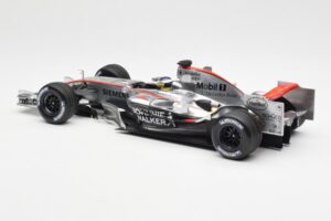 McLaren Mercedes MP4-21 P. de la Rosa F1 Showcar 2006 Minichamps 1:18 B66962346 Pressofusione — immagine 5 di 6