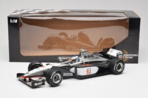 McLaren MP4/13 #8 M. Hakkinen F1 World Champion 1998 Minichamps 1:18 18690008 Pressofusione — immagine 6 di 7