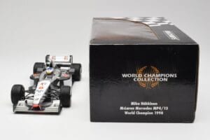 McLaren MP4/13 #8 M. Hakkinen F1 World Champion 1998 Minichamps 1:18 18690008 Pressofusione — immagine 7 di 7