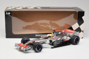 McLaren MP4-25 Mercedes #2 L. Hamilton Showcar 2010 Minichamps 1:18 110100006-R1 Pressofusione — immagine 6 di 6
