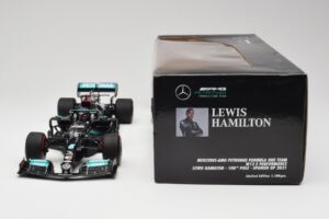 Mercedes AMG W12 Petronas #44 L. Hamilton Spanish GP 100th Pole 2021 Minichamps 1:18 110210444 Resina — immagine 6 di 7