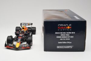 Oracle Red Bull Racing RB18 #11 S. Perez Monaco GP Winner Rain Tyre Version 2022 Minichamps 1:18 110222711 Pressofusione — immagine 6 di 7