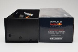 Oracle Red Bull Racing RB19 #33 M. Verstappen Las Vegas GP Winner 2023 Minichamps 1:18 110232201 Resina — immagine 6 di 7