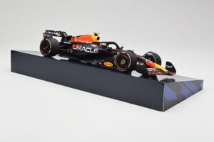 Red Bull Racing RB19 #11 S. Perez Winner Saudi Arabian GP 2023 Minichamps 1:18 113230111 Pressofusione — immagine 4 di 6