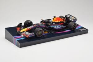 Oracle Red Bull Racing RB19 #33 M. Verstappen Miami GP 2023 Case Edition Minichamps 1:18 113233501 Resina — immagine 2 di 7