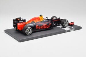 Red Bull RB12 #33 M. Verstappen Spain GP Winner 2016 Minichamps 1:18 117160333 Pressofusione — immagine 3 di 7