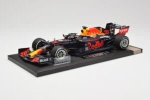 Red Bull RB16 #33 M. Verstappen Red Bull Racing 70th Anniversary GP Winner 2020 Minichamps 1:18 113200533-M1 Resina — immagine 2 di 7