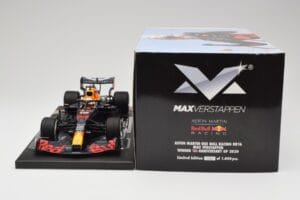 Red Bull RB16 #33 M. Verstappen Red Bull Racing 70th Anniversary GP Winner 2020 Minichamps 1:18 113200533-M1 Resina — immagine 6 di 7