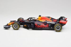 Red Bull RB16B #33 M. Verstappen Emilia Romagna GP Winner Mid Race Tyres 2021 Minichamps 1:18 110210133 Pressofusione — immagine 3 di 7