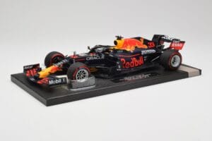 Red Bull RB16B #33 M. Verstappen Abu Dhabi GP 2021 Winner Missing Figurine & Pitboard Minichamps 1:18 113212333 Resina — immagine 2 di 7