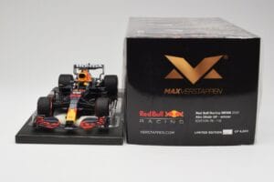 Red Bull RB16B #33 M. Verstappen Abu Dhabi GP 2021 Winner Missing Figurine & Pitboard Minichamps 1:18 113212333 Resina — immagine 6 di 7