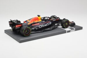 Red Bull RB18 #1 M. Verstappen Japan GP Winner No Figure 2022 Minichamps 1:18 113221801B Pressofusione — immagine 3 di 7