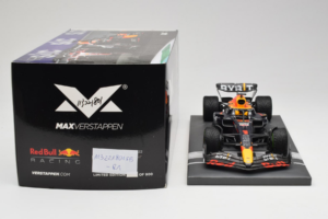 Red Bull Racing RB18 #1 M. Verstappen Japan GP Winner 2022 Minichamps 1:18 113221801FB-R1 Pressofusione — immagine 6 di 8