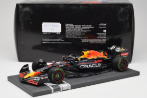 Red Bull Racing RB18 #1 M. Verstappen Japan GP Winner 2022 Minichamps 1:18 113221801FB-R1 Pressofusione — immagine 7 di 8