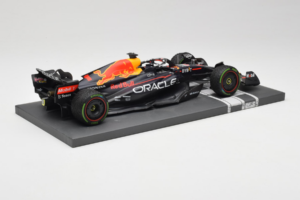 Red Bull Racing RB18 #1 M. Verstappen Japan GP Winner 2022 Minichamps 1:18 113221801FB-R1 Pressofusione — immagine 3 di 8