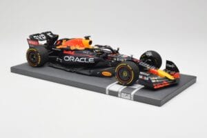 Red Bull RB18 Oracle #1 M. Verstappen Abu Dhabi GP 2022 Winner Minichamps 1:18 113222201 Resina — immagine 4 di 7
