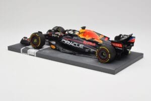 Red Bull RB18 Oracle #1 M. Verstappen Abu Dhabi GP 2022 Winner Minichamps 1:18 113222201 Resina — immagine 5 di 7