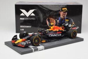 Red Bull RB18 Oracle #1 M. Verstappen Abu Dhabi GP 2022 Winner Minichamps 1:18 113222201 Resina — immagine 7 di 7