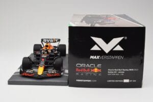 Red Bull RB18 Oracle #1 M. Verstappen Italian GP 2022 Winner Minichamps 1:18 113221601 Resina — immagine 6 di 7