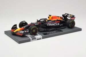 Red Bull RB18 Oracle #1 M. Verstappen Japanese GP 2022 World Champion Minichamps 1:18 113221801 Resina — immagine 2 di 7