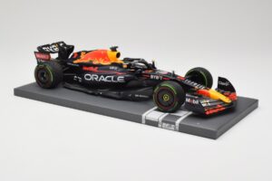 Red Bull RB18 Oracle #1 M. Verstappen Japanese GP 2022 World Champion Minichamps 1:18 113221801 Resina — immagine 4 di 7