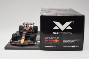 Red Bull RB19 Oracle #1 M. Verstappen Bahrain GP 2023 Winner Minichamps 1:18 113230201 Resina — immagine 6 di 7