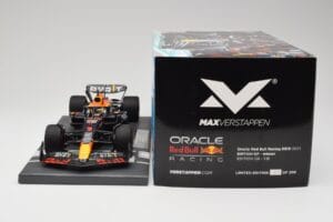Red Bull RB19 Oracle #1 M. Verstappen British GP 2023 Winner Minichamps 1:18 113231101 Resina — immagine 6 di 7