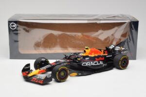 Red Bull RB19 #11 S. Perez Italian GP 2nd 2023 Minichamps 1:18 110231511 Pressofusione — immagine 2 di 6