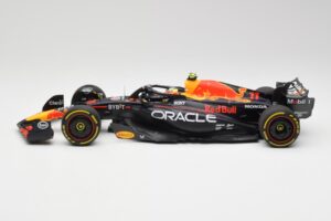 Red Bull RB19 #11 S. Perez Italian GP 2nd 2023 Minichamps 1:18 110231511 Pressofusione — immagine 3 di 6