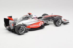 McLaren MP4-25 Vodafone #1 J. Button F1 2010 Minichamps 1:18 530101871-R1 Pressofusione — immagine 2 di 7
