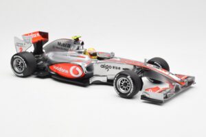 Vodafone McLaren Mercedes MP4-25 #3 L. Hamilton F1 Showcar 2010 Minichamps 1:18 530101872 Pressofusione — immagine 4 di 6