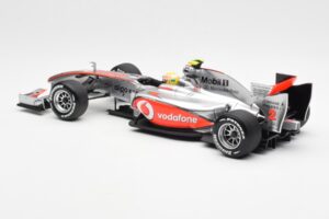 Vodafone McLaren Mercedes MP4-25 #3 L. Hamilton F1 Showcar 2010 Minichamps 1:18 530101872 Pressofusione — immagine 5 di 6