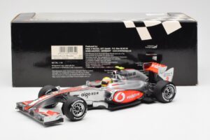 Vodafone McLaren Mercedes MP4-25 #3 L. Hamilton F1 Showcar 2010 Minichamps 1:18 530101872 Pressofusione — immagine 6 di 6