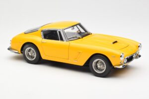 Ferrari 250 GT SWB Giallo CMC 1:18 M-054 Pressofusione — immagine 4 di 6
