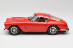Ferrari 250 GT SWB Rosso CMC 1:18 M-046 Pressofusione — immagine 3 di 6