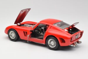 Ferrari 250 GTO Rosso Bburago 1:18 3011 Pressofusione — immagine 5 di 8