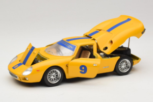 Ferrari 250 LM #9 Giallo 1965 Bburago 1:18 3033-Y1 Pressofusione — immagine 2 di 8