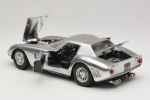 Ferrari 275 GTB Chrome Argento Guiloy 1:18 B004 Pressofusione — immagine 5 di 8