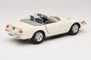 Ferrari 365 GTS/4 Spider Bianco Techno Giodi 1:18 40028 Pressofusione — immagine 3 di 8