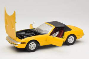 Ferrari 365 GTS Giallo Con Tetto Nero Solido 1:18 8018 Pressofusione — immagine 2 di 8
