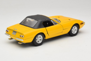 Ferrari 365 GTS Giallo Con Tetto Nero Solido 1:18 8018 Pressofusione — immagine 3 di 8
